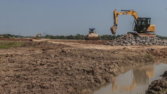 Progres pembangunan Tol Serang-Panimbang Sejumlah anak berjalan melintasi proyek pembangunan jalan Tol Serang-Panimbang seksi III di Panimbang, Pandeglang, Banten, Senin (17/7/2023). Kementerian PUPR mencatat progres pembangunan Tol Serang-Panimbang sepanjang 83,67 kilometer pada seksi II yaitu Rangkasbitung-Cileles mencapai 51 persen, sementara seksi III yaitu Cileles-Panimbang mencapai 13 persen dan ditargetkan rampung pada Maret 2024. ANTARA FOTO/Muhammad Bagus Khoirunas/rwa.