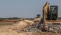 Pekerja menggunakan alat berat menyelesaikan proyek pembangunan tol Serang-Panimbang seksi III di Panimbang, Pandeglang, Banten, Senin (17/7/2023).