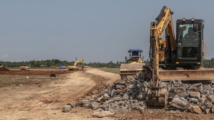 Sejumlah anak berjalan melintasi proyek pembangunan jalan Tol Serang-Panimbang seksi III di Panimbang, Pandeglang, Banten, Senin (17/7/2023). Kementerian PUPR mencatat progres pembangunan Tol Serang-Panimbang sepanjang 83,67 kilometer pada seksi II yaitu Rangkasbitung-Cileles mencapai 51 persen, sementara seksi III yaitu Cileles-Panimbang mencapai 13 persen dan ditargetkan rampung pada Maret 2024. ANTARA FOTO/Muhammad Bagus Khoirunas/rwa.