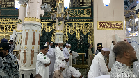 Raudhah adalah area di dalam Masjid Nabawi yang terletak di antara rumah Rasulullah SAW dan mimbar yang digunakan untuk berdakwah. Rumah Rasulullah SAW biasanya digunakan sebagai makam beliau. (Foto: Doni Wahyudi/detikcom)