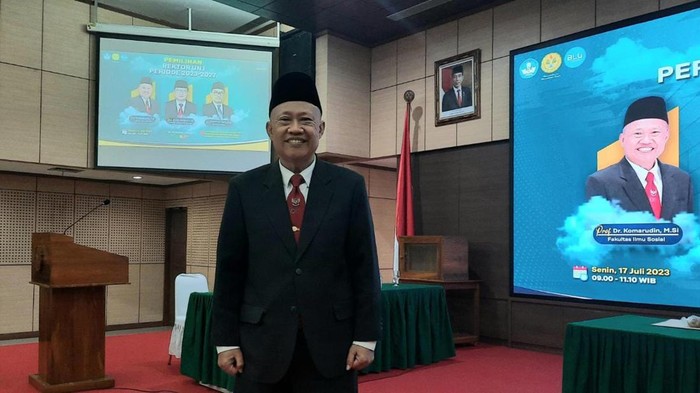 Rektor UNJ Komarudin