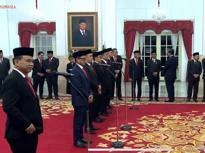 Ada 1 menteri dan 5 wakil menteri yang dilantik Jokowi dalam reshuffle kabinet Juli 2023. Pelantikan 6 kabinet baru tersebut digelar hari ini di Istana Merdeka.