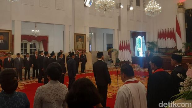 Ada 1 menteri dan 5 wakil menteri yang dilantik Jokowi dalam reshuffle kabinet Juli 2023. Pelantikan 6 kabinet baru tersebut digelar hari ini di Istana Merdeka.