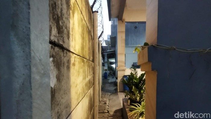 Rumah di Bekasi tertutup tembok