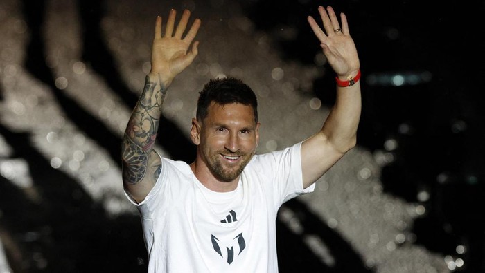 Soccer Football - Inter Miami CF unveil Lionel Messi - DRV PNK Stadium, Fort Lauderdale, Florida, United States - July 16, 2023 New Inter Miami signing Lionel Messi waves to the fans during the unveiling REUTERS/Marco Bello