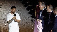 Sebelumnya sempat dikhawatirkan acara perkenalan Messi bakal ditunda akibat hujan deras. Acara ternyata masih bisa berjalan sesuai rencana meski di tengah guyuran hujan. (REUTERS/Marco Bello)