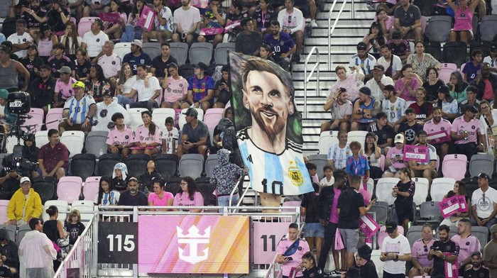 Sambutan Wah Inter Miami Untuk Lionel Messi Jul 16, 2023; Ft. Lauderdale, FL, USA; Inter Miami CF fans hold up Lionel Messi signs and banners as he introduced at The Unveil event and press conference at DRV PNK Stadium. Mandatory Credit: Jasen Vinlove-USA TODAY Sports