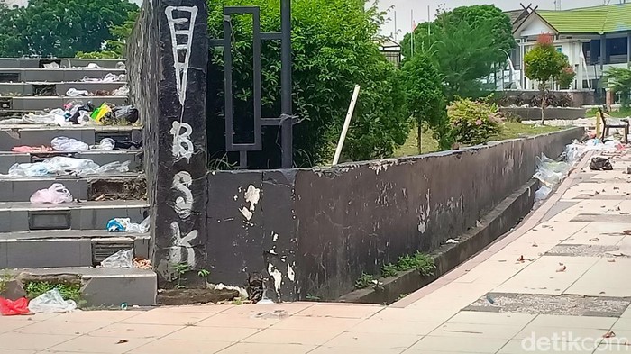 Sampah berserakan di halaman kantor gubernur Jambi