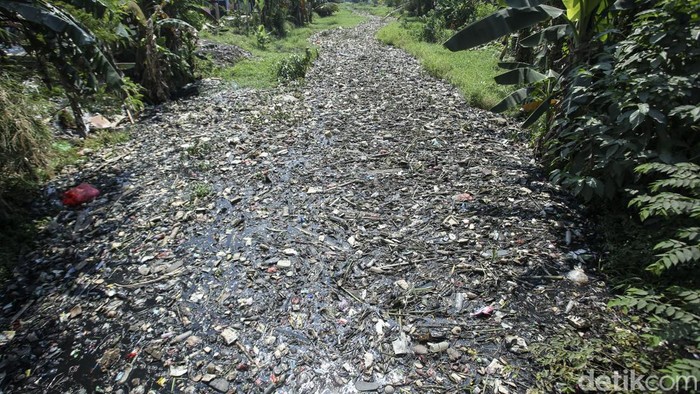 Sampah Penuhi Aliran Kali Sepanjang 1 Km di Tambun Tumpukan sampah memenuhi aliran kali sepanajng 1 km di Tambun Selatan, Bekasi. Sampah ini berasal dari pengerukan lumpur di Perumahan Puri Cendana.