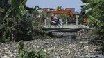Sampah Penuhi Aliran Kali Sepanjang 1 Km di Tambun