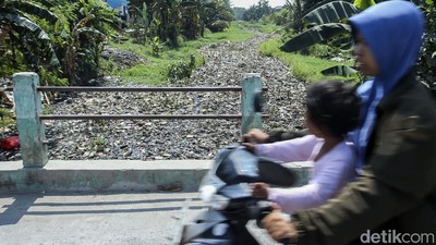 Sampah Penuhi Aliran Kali Sepanjang 1 Km di Tambun