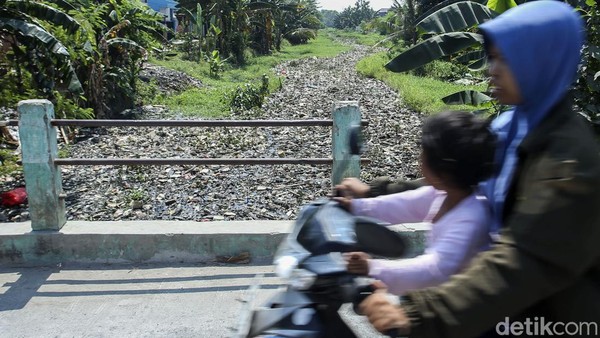 Sampah Penuhi Aliran Kali Sepanjang 1 Km di Tambun
