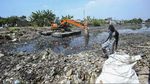 Sampah Penuhi Aliran Kali Sepanjang 1 Km di Tambun