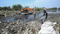 Tampak pemulung mencari sampah yang telah dikeruk.  