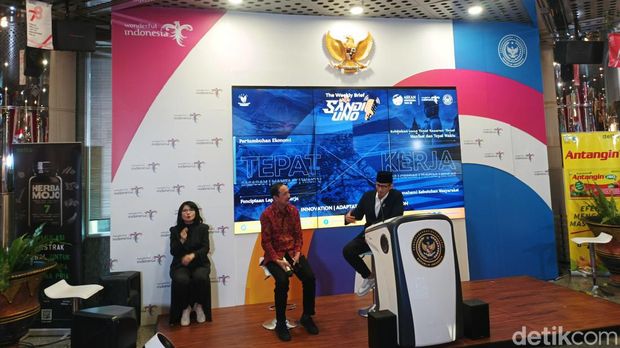 Sandiaga dan Tjok Bagus Pemanyun di The Weekly Brief with Sandiaga Uno.