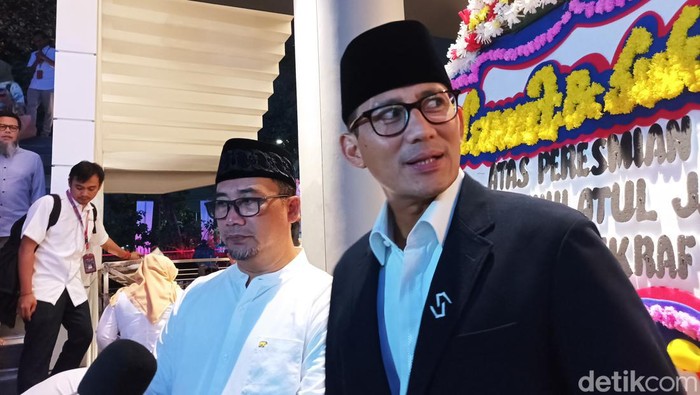 Sandiaga Salahuddin Uno meresmikan masjid di Kemenparekraf.