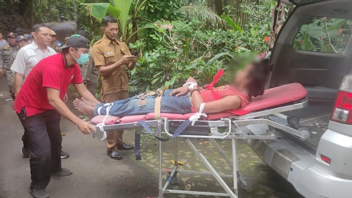 Satpol PP Kabupaten Karangasem mengamankan ODGJ yang ngamuk sembari mengacungkan keris di Desa Selumbung, Kecamatan Manggis, Karangasem, Bali, Senin (17/7/2023). (Dok. Satpol PP Karangasem)