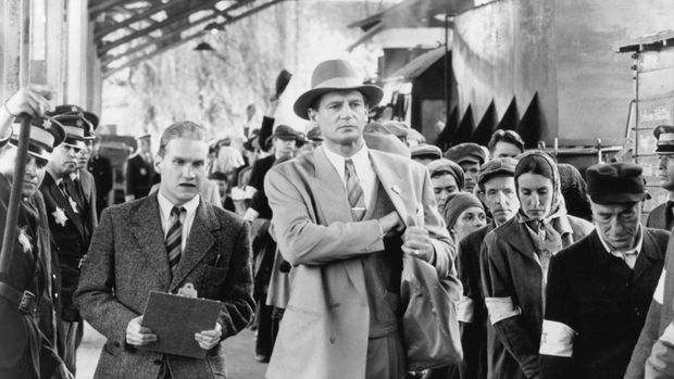 Cuplikan adegan di dalam film Schindler's List (1993).