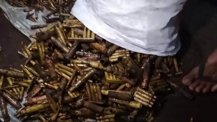 Sejumlah amunisi ditemukan nelayan dan diamankan TNI AL di perairan dasar laut Alur Perairan Dermaga PT SBI, Desa Bonsayur, Kecamatan Cilacap Selatan, Kabupaten Cilacap. Foto diunggah Senin (17/7/2023).