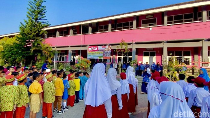 Sekolah hari pertama di tahun ajaran baru 2023.