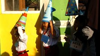Sejumlah siswa memakai topi kreasi dan papan nama sebelum upacara di SDN Trayeman 03, Kabupaten Tegal, Jawa Tengah, Senin (17/7/2023). Hari pertama masuk sekolah tahun ajaran 2023-2024 dimulai serentak untuk mengikuti masa pengenalan lingkungan sekolah (MPLS) serta berinteraksi dengan pihak sekolah dan guru. ANTARA FOTO/Oky Lukmansyah  