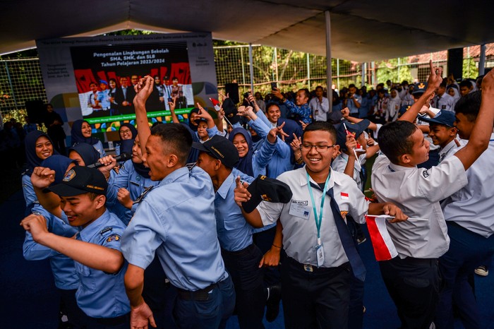 Siswa baru menari bersama saat mengikuti Masa Pengenalan Lingkungan Sekolah (MPLS) hari pertama di SMKN 12, Bandung, Jawa Barat, Senin (17/7/2023). Dinas Pendidikan Jawa Barat menghimbau agar setiap sekolah di Jawa Barat memantau kegiatan MPLS agar tidak terjadi perploncoan saat kegiatan tersebut berlangsung. ANTARA FOTO/Raisan Al Farisi/foc.