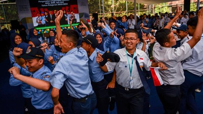 Semangat Anak-anak di Hari Pertama Masuk Sekolah