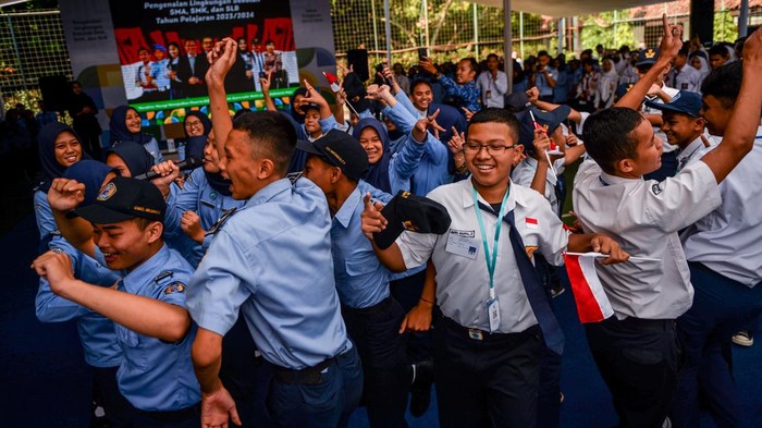 Siswa baru menari bersama saat mengikuti Masa Pengenalan Lingkungan Sekolah (MPLS) hari pertama di SMKN 12, Bandung, Jawa Barat, Senin (17/7/2023). Dinas Pendidikan Jawa Barat menghimbau agar setiap sekolah di Jawa Barat memantau kegiatan MPLS agar tidak terjadi perploncoan saat kegiatan tersebut berlangsung. ANTARA FOTO/Raisan Al Farisi/foc.