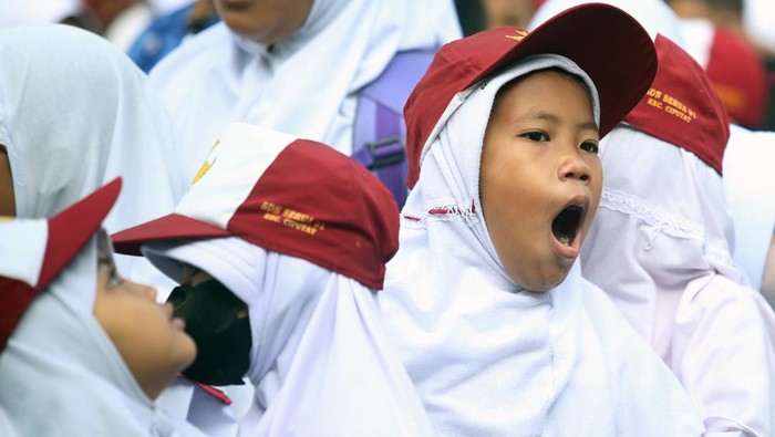 Semangat Anak-anak di Hari Pertama Masuk Sekolah Siswa baru kelas satu Sekolah Dasar Negeri Serua 01 berbaris mengikuti upacara di Ciputat, Tangerang Selatan, Banten, Senin (17/7/2023). Hari pertama masuk sekolah tahun ajaran 2023-2024 dimulai serentak dan para orang tua siswa hadir mengantar anaknya untuk mengenal lingkungan sekolah serta berinteraksi dengan pihak sekolah dan guru. ANTARA FOTO/Muhammad Iqbal/foc.