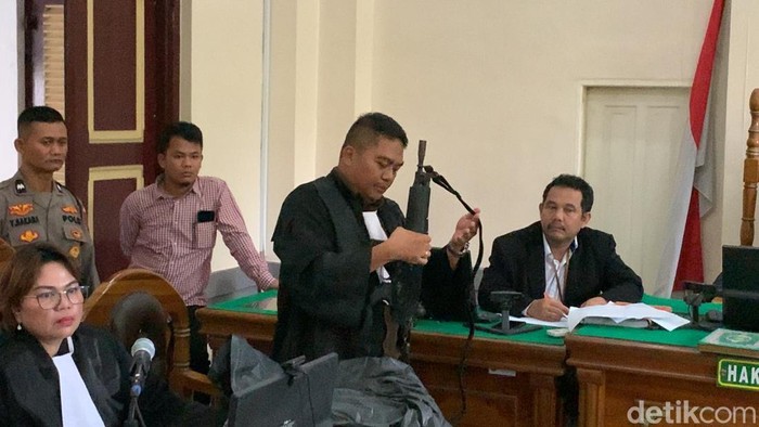 Senjata api yang dipakai AKBP Achiruddin di kasus penganiayaan Ken Admiral ditunjukkan dalam persidangan
