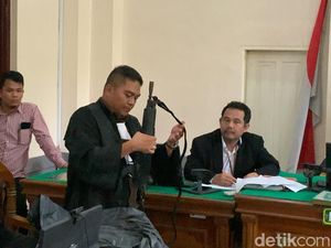 Lihat Lagi Senjata yang Ditodongkan Achiruddin ke Ken di Persidangan