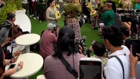 Panggung berikutnya digunakan sebagai tempat resepsi dan foto bersama tamu undangan. Acara itu juga berhasil menyita atensi orang-orang yang berada di acara tersebut dan mengabadikan momen pernikahan anjing menggunakan handphone. Foto: Dok. Instagram @braveryindonesia.