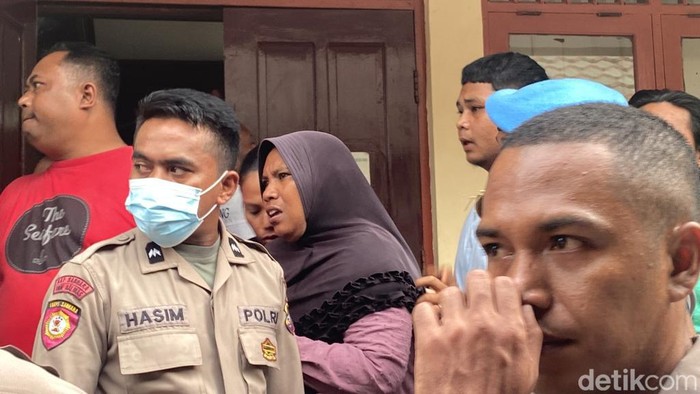Sidang kasus Ardilla bunuh suaminya, annggota Brimob Brigadir Yones berakhir ricuh di PN Sorong. detikcom/Juhra Nasir