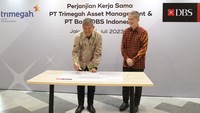 (Ki-ka) Direktur Consumer Banking Group PT Bank DBS Indonesia Rudy Tandjung dan Direktur Utama PT Trimegah Asset Management Antony Dirga menandatangani perjanjian kerja sama antara PT Bank DBS Indonesia dan PT Trimegah Asset Management untuk mendistribusikan reksa dana Trimegah Fixed Income Plan di Jakarta, Senin (17/7/2023). Ini merupakan kerja sama perdana antara Bank DBS Indonesia dengan Trimegah Asset Management yang bertujuan untuk memperluas portofolio investasi serta menunjang diversifikasi produk reksa dana yang berkualitas. 