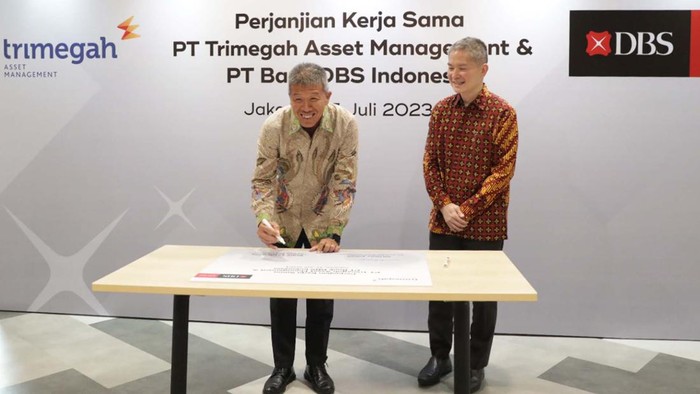 Sinergi Mendistribusikan Produk Reksa Dana Berkualitas (Ki-ka) Direktur Consumer Banking Group PT Bank DBS Indonesia Rudy Tandjung dan Direktur Utama PT Trimegah Asset Management Antony Dirga menandatangani perjanjian kerja sama antara PT Bank DBS Indonesia dan PT Trimegah Asset Management untuk mendistribusikan reksa dana Trimegah Fixed Income Plan di Jakarta, Senin (17/7/2023). Ini merupakan kerja sama perdana antara Bank DBS Indonesia dengan Trimegah Asset Management yang bertujuan untuk memperluas portofolio investasi serta menunjang diversifikasi produk reksa dana yang berkualitas.