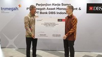 (Ki-ka) Direktur Consumer Banking Group PT Bank DBS Indonesia Rudy Tandjung dan Direktur Utama PT Trimegah Asset Management Antony Dirga berfoto bersama pada acara penandatanganan perjanjian kerja sama antara PT Bank DBS Indonesia dan PT Trimegah Asset Management di Jakarta, Senin (17/7/2023), dalam memasarkan produk Reksa Dana Trimegah Fixed Income Plan. Produk reksa dana ini disertai dengan tiga manfaat, yaitu potensi pertumbuhan nilai investasi, pendapatan berkala, dan proteksi jiwa. 