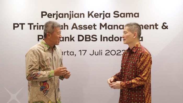 Sinergi Mendistribusikan Produk Reksa Dana Berkualitas (Ki-ka) Direktur Consumer Banking Group PT Bank DBS Indonesia Rudy Tandjung dan Direktur Utama PT Trimegah Asset Management Antony Dirga menandatangani perjanjian kerja sama antara PT Bank DBS Indonesia dan PT Trimegah Asset Management untuk mendistribusikan reksa dana Trimegah Fixed Income Plan di Jakarta, Senin (17/7/2023). Ini merupakan kerja sama perdana antara Bank DBS Indonesia dengan Trimegah Asset Management yang bertujuan untuk memperluas portofolio investasi serta menunjang diversifikasi produk reksa dana yang berkualitas.