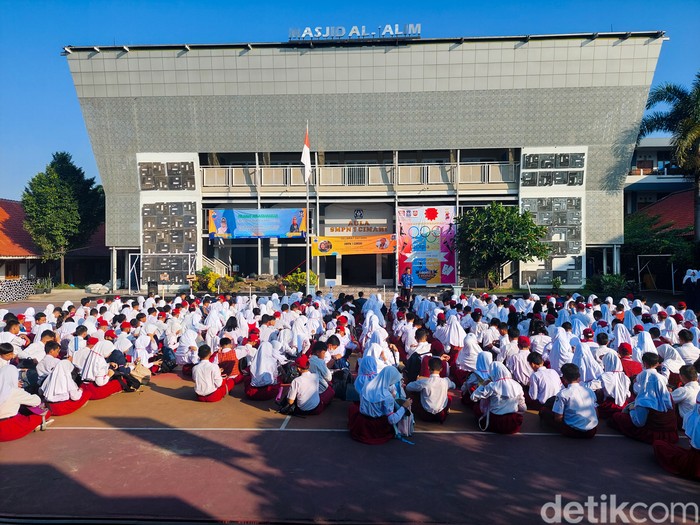 Siswa Baru SMP Negeri 1 Kota Cimahi Melaksanakan MPLS