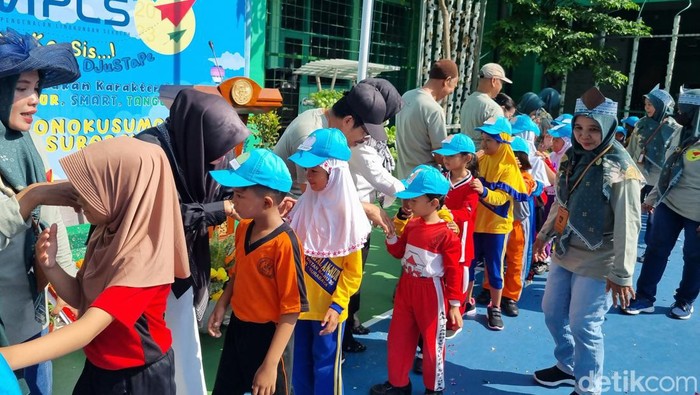 Siswa SDN Wonokusumo VI Surabaya diajak mengenal guru mereka di hari pertama Masa Pengenalan Lingkungan Sekolah (MPLS).