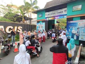 Cerita Menarik Ortu Ciamis Antar Anak di Hari Pertama Sekolah