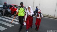 Pelajar kembali bersekolah di SDN Serua 1, Ciputat, Tangerang Selatan, Banten, Senin (17/7/2023).  