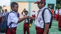 Suasana hari pertama masuk sekolah disambut gembira pelajar SD.  