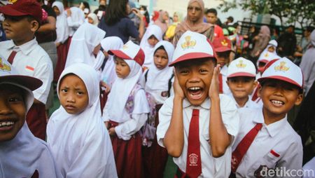 Bingkai Sepekan: Ragam Hari Pertama Sekolah, Antusias Siswa - Akses Sekolah Ditutup Warga
