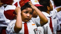 Berhubung kembali masuk pagi, sejumlah siswa tampak mengantuk di tengah apel.