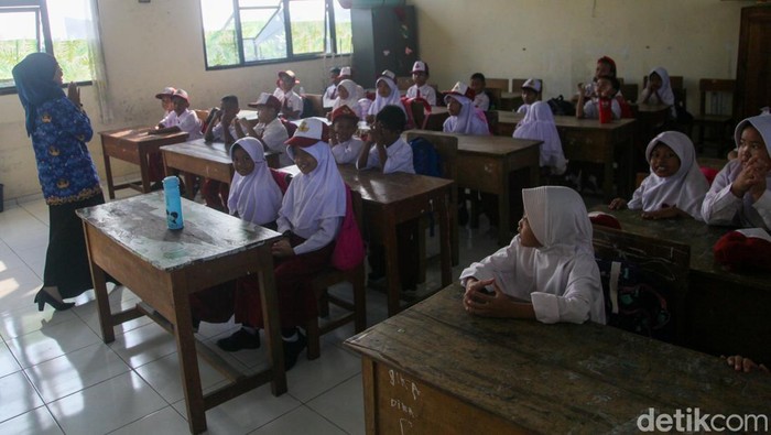 Pelajar kembali bersekolah di SDN Serua 1, Ciputat, Tangsel, Banten, Senin (17/7/2023).