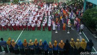 Hari pertama masuk sekolah diawali apel di lapangan upacara. Kepala sekolah memperkenalkan wali kelas 1 sampai 6.