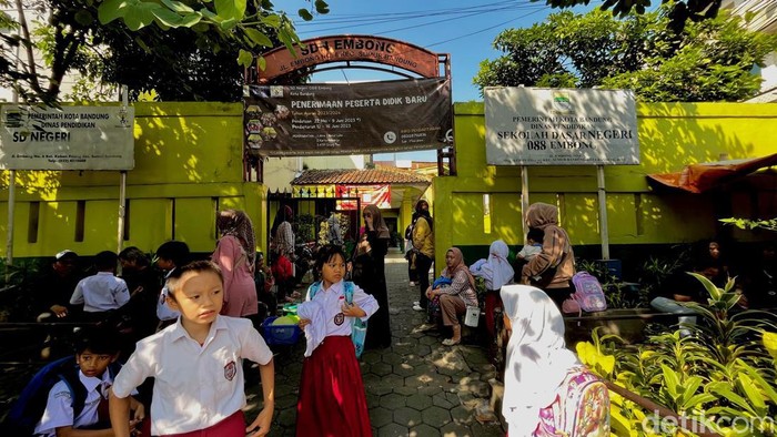 Suasana hari pertama sekolah di SDN 088 Embong, Kota Bandung, Senin (17/7/2023).