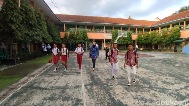 Suasana sekolah hari pertama di Ciamis