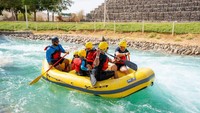 Taman Petualangan Al Ain ini diklaim sebagai objek wisata pertama di Timur Tengah yang menawarkan kegiatan arung jeram, kayak, dan selancar. Kegiatan itu dapat dilakukan di sungai buatan sepanjang 1,2 kilometer tersebut. Foto: CNN