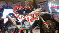 CEO Hunter Motorcycles Indonesia, Petter Bille, hadir dan menjelaskan spesifikasi motor yang ditawarkan dengan kubikasi mesin 448,9 cc itu sangat cocok dengan pasar Indonesia. Embel-embel reli yang dilekatkan di Hunter Kove 450 bisa menjadi jaminan performa, yang akan menarik minat masyarakat. 